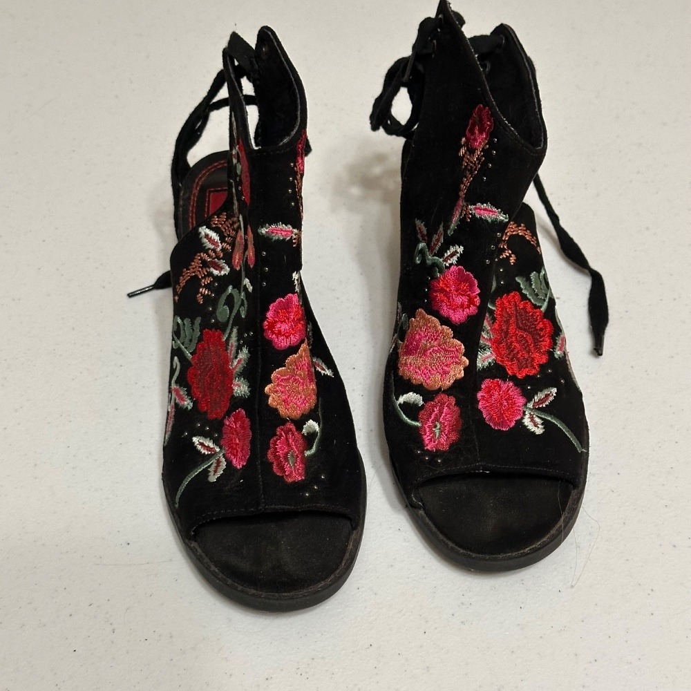 Mari A Open Toe‎ Chunky Black Faux Suede Heels Floral Embroidered Tie Back 7M